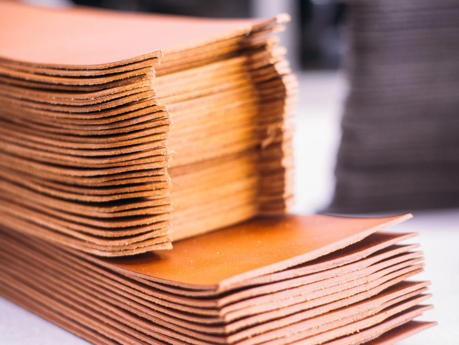 a diagram showing the different layers of a leather hide, from full grain to bonded leather