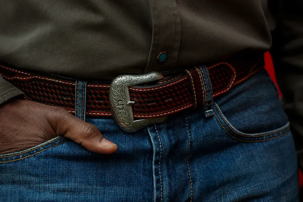 how belt buckles work