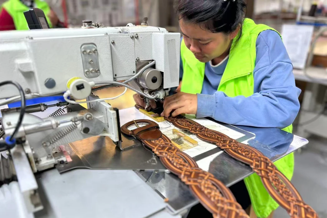 how does machine lock stitching work