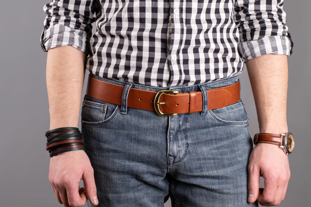 how do buckle mechanisms differ across belt types
