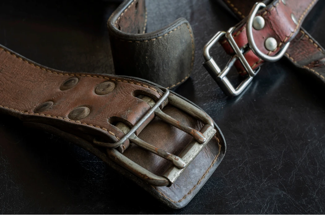how do buckle and hardware choices affect durability and comfort